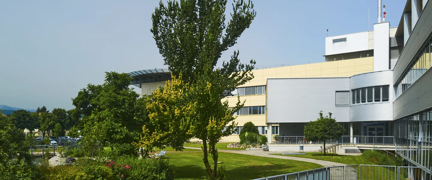 Außenansicht UKH Klagenfurt am Wörthersee, umgeben von Grünanlage mit Bäumen und Wiesen. Außenansicht UKH Klagenfurt am Wörthersee, umgeben von Grünanlage mit Bäumen und Wiesen.