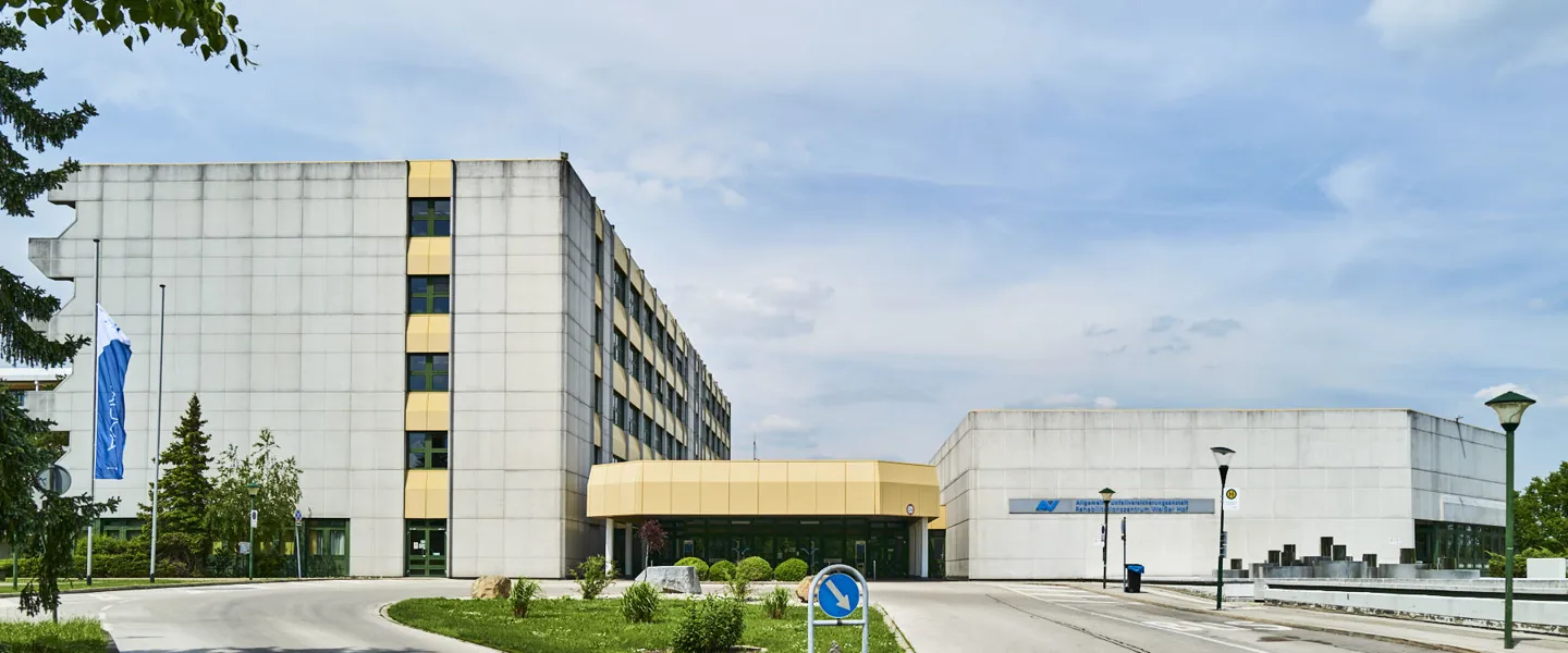 Vorderansicht des AUVA-Rehabilitationszentrums Weißer Hof mit sichtbarem Eingang und Zufahrt - Aufnahme Vorderansicht des AUVA-Rehabilitationszentrums Weißer Hof mit sichtbarem Eingang und Zufahrt