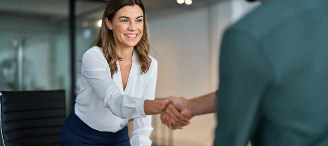 Adobestock 1345136744 1440©insta_photos Eine Frau und ein Mann beim Händeschütteln
