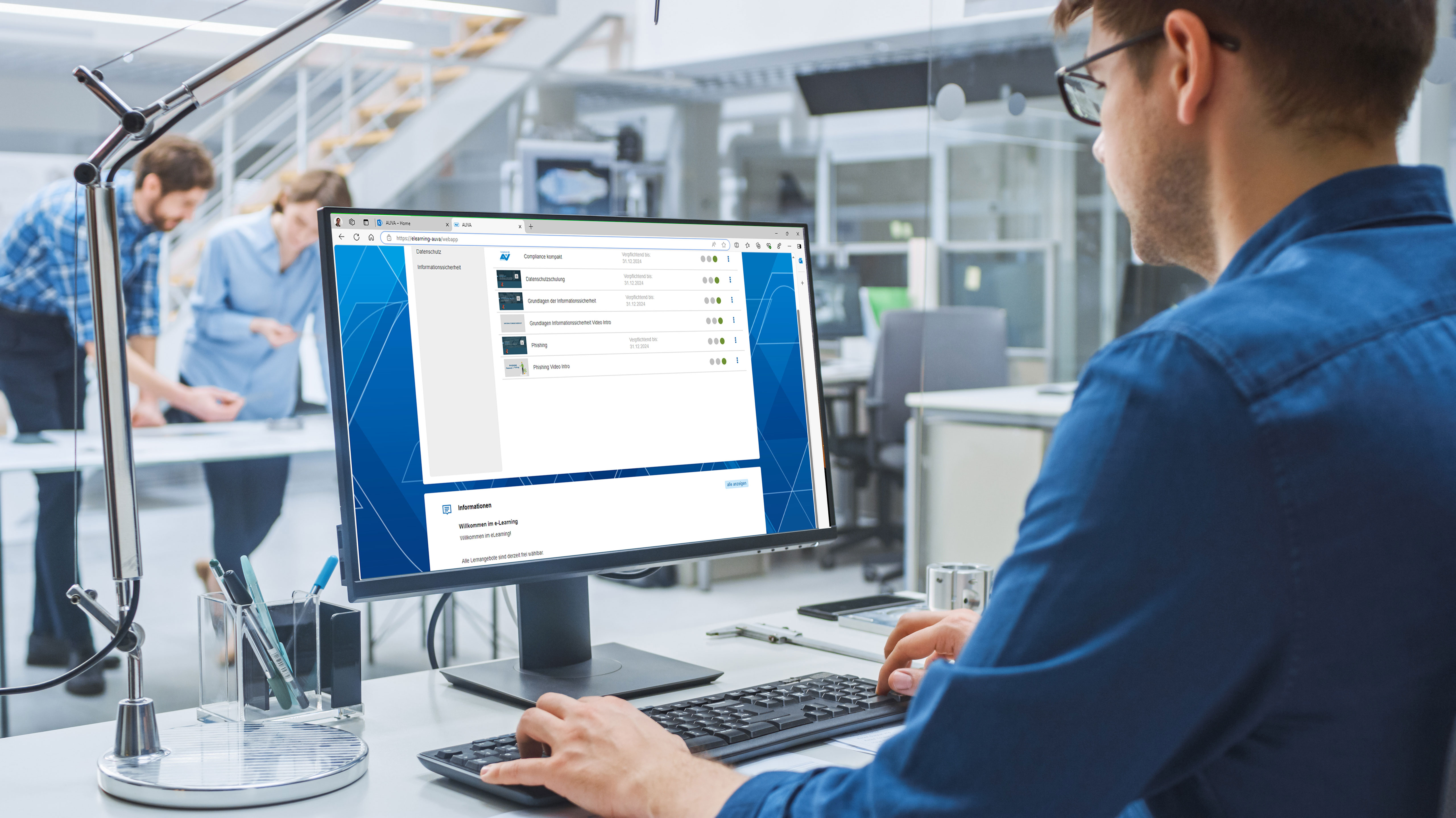 Mann sitzt am Bildschirmarbeitsplatz und sieht die Kursübersicht im E-Learning Portal. 