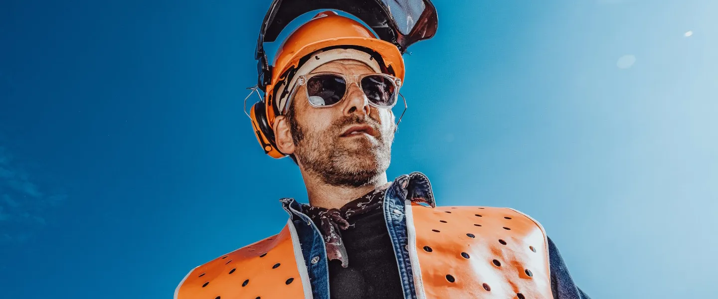 Adobestock Patrickjohn71 1440 530591959 Arbeiter in Sicherheitskleidung schwitzt in der Sonne