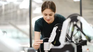Frau arbeitet mit Roboter