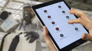 Mann erkundigt sich via Tablet in der PSA-App.