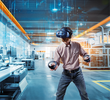 Ein Mann steht in einem Raum. Er hat eine VR-Brille auf und taucht in die virtuelle Realität ab.