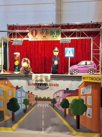 Aufführung des Puppentheaters Sicher über die Straße
