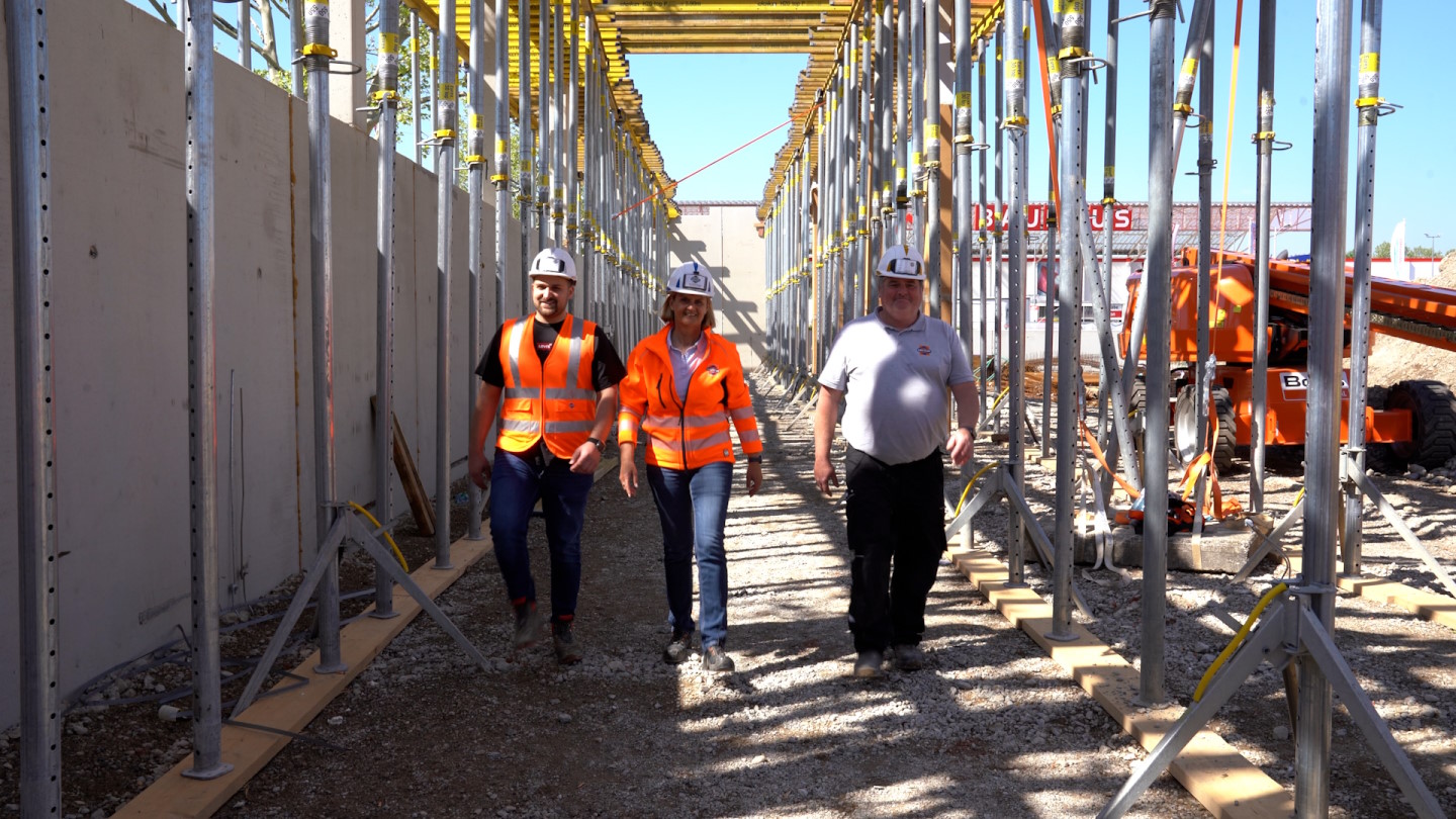 drei Menschen auf einer Baustelle