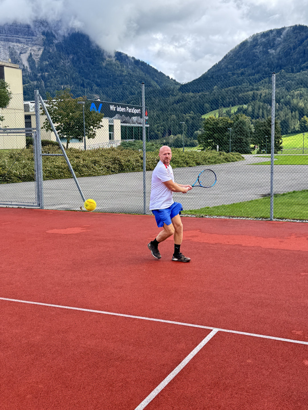 Parasportler Erwin Leibetseder beim Schlagen der Rückhand auf dem Tennisplatz beim RZ Häring