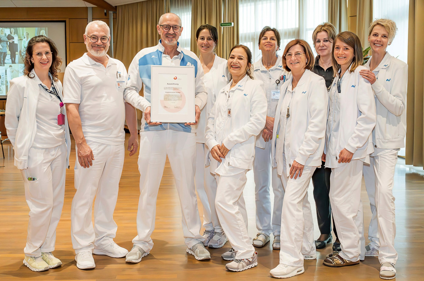 AUVA-Mitarbeitende Schaffer Nadine, Fink Johann, Allmer Johann, Grießer Verena, Grabler Gabriele, Wippel Elisabeth, Köberl Dagmar, Kortschak Eva, Baronigg Nadine, Hohl Martina präsentieren die Auszeichnungsurkunde