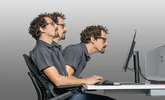 REI2618+20+21 Allebrillen 1440 Credit Rreichhart Mann schaut auf PC-Bildschirm