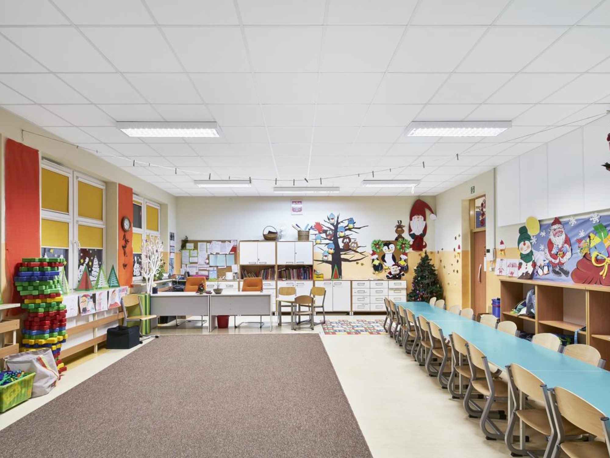 Abgehängte Akustikdecke einer Schulklasse 