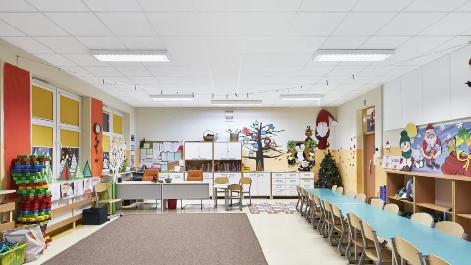 Abgehängte Akustikdecke einer Schulklasse