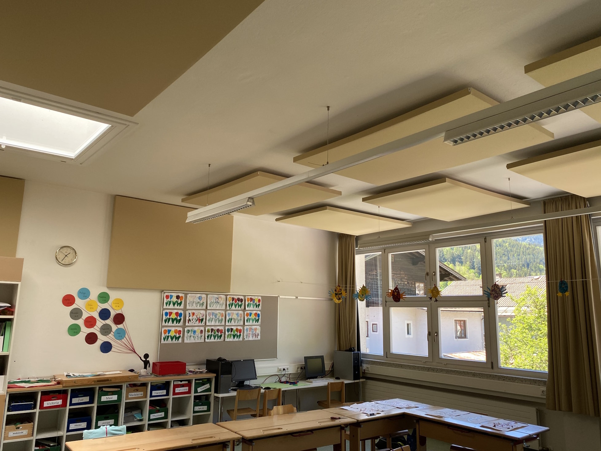 Eckige Decken und Wandsegel als Schallabsorber in einer Schulklasse