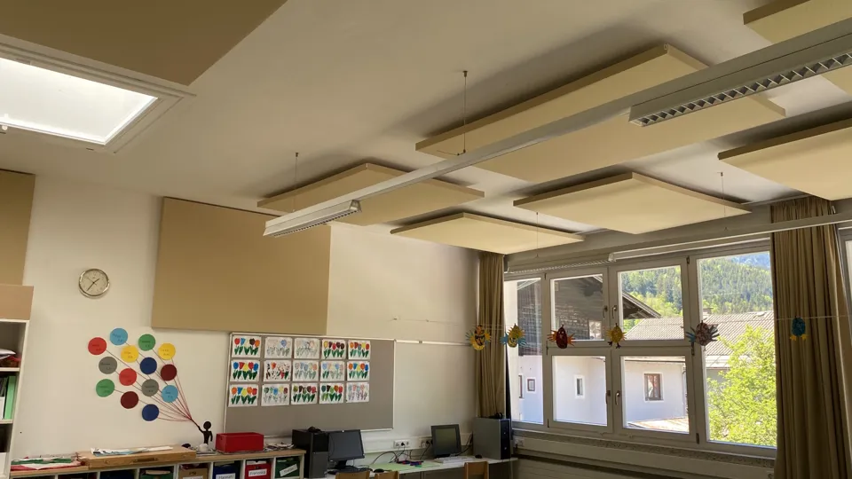 Eckige Decken und Wandsegel als Schallabsorber in einer Schulklasse