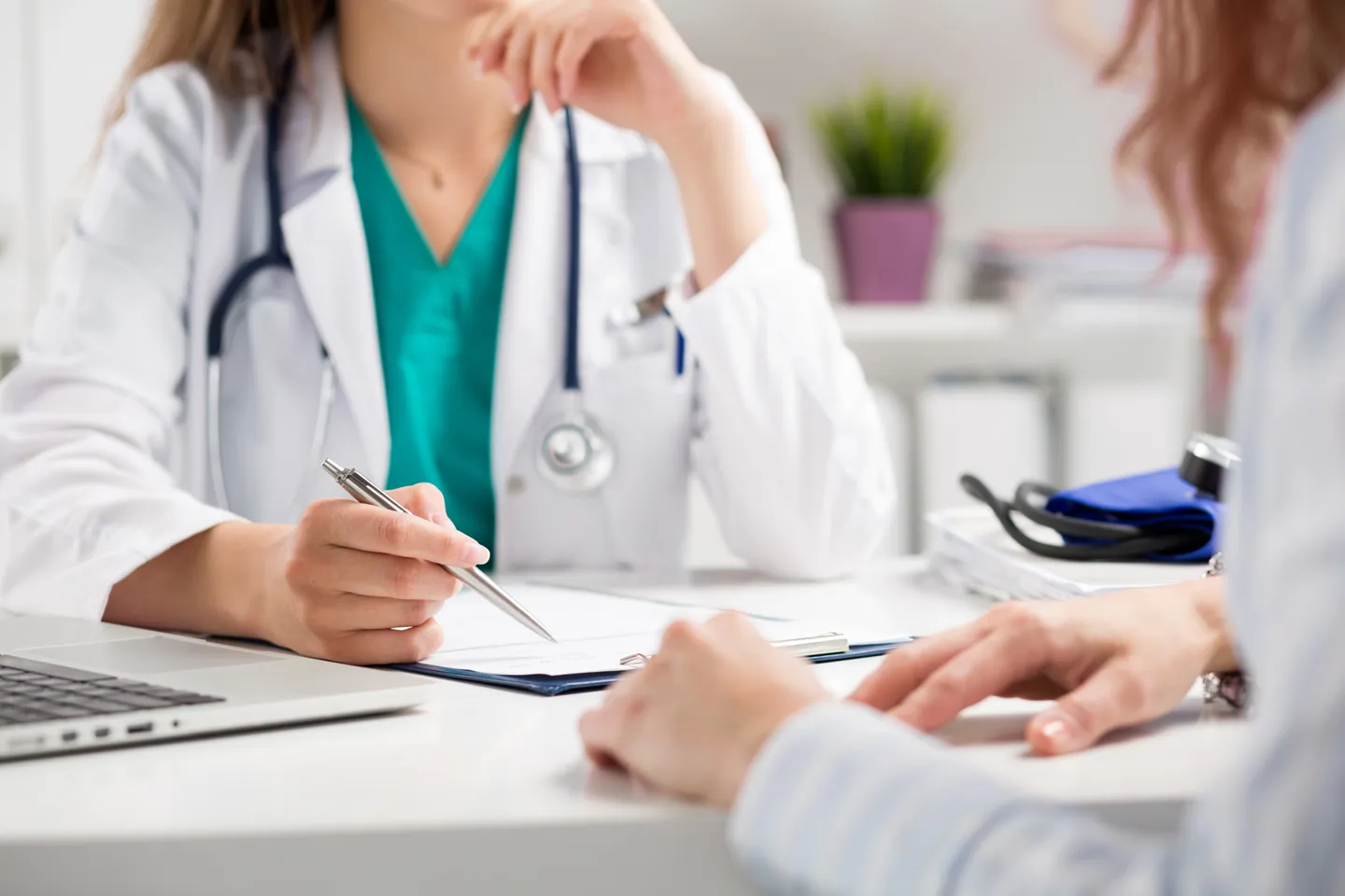 Eine Ärztin berät in ihrer Praxis eine Patientin.  Eine Ärztin berät in ihrer Praxis eine Patientin.