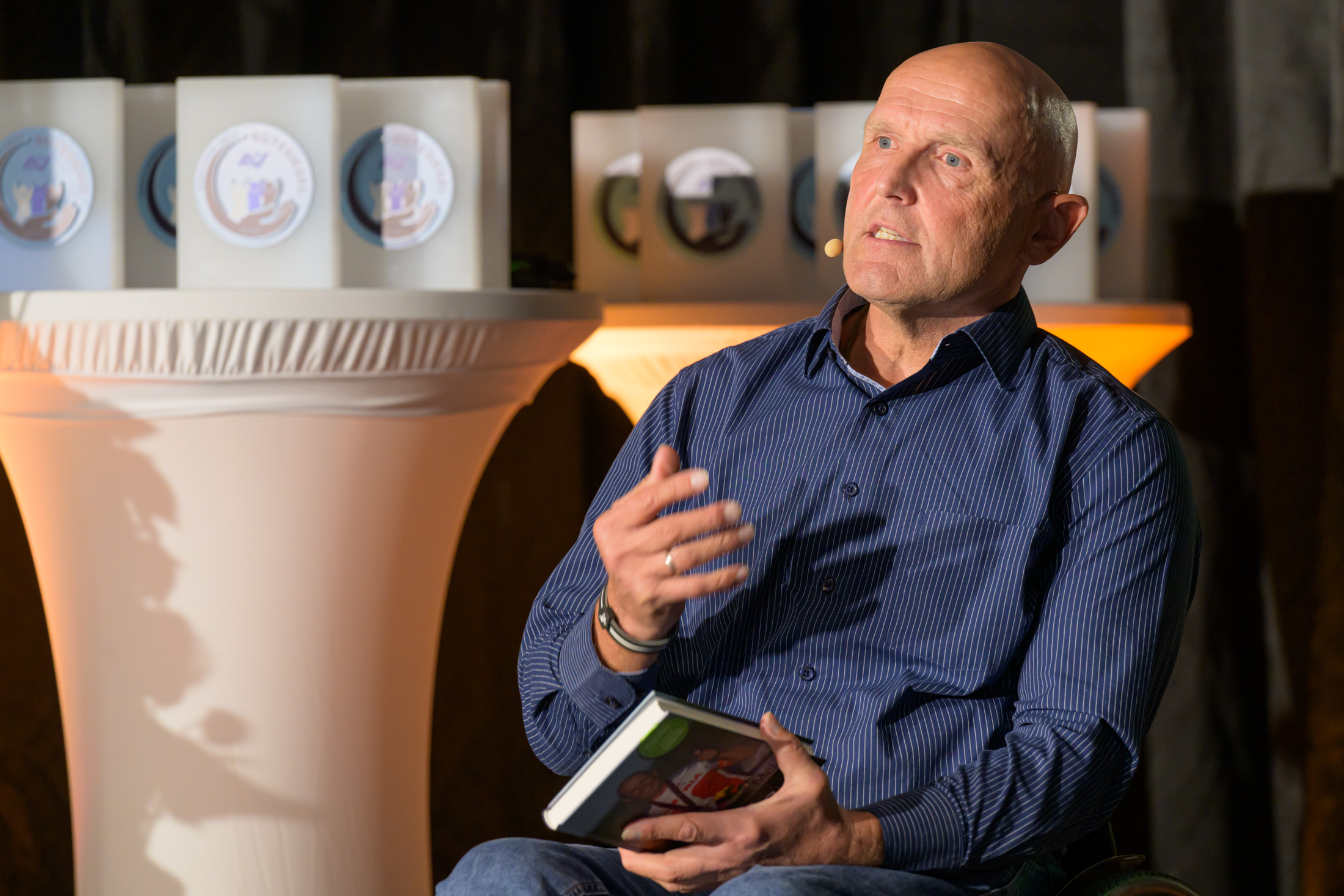 Paralympics-Medaillengewinner Walter Ablinger auf der Bühne der AUVA-Gütesiegel-Gala