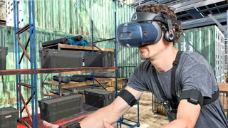 VergonomiX – Extended Reality Applikation Mann in der VergonomiX Extended Reality Simulation: testet den richtigen Umgang in einer Lagerhalle.