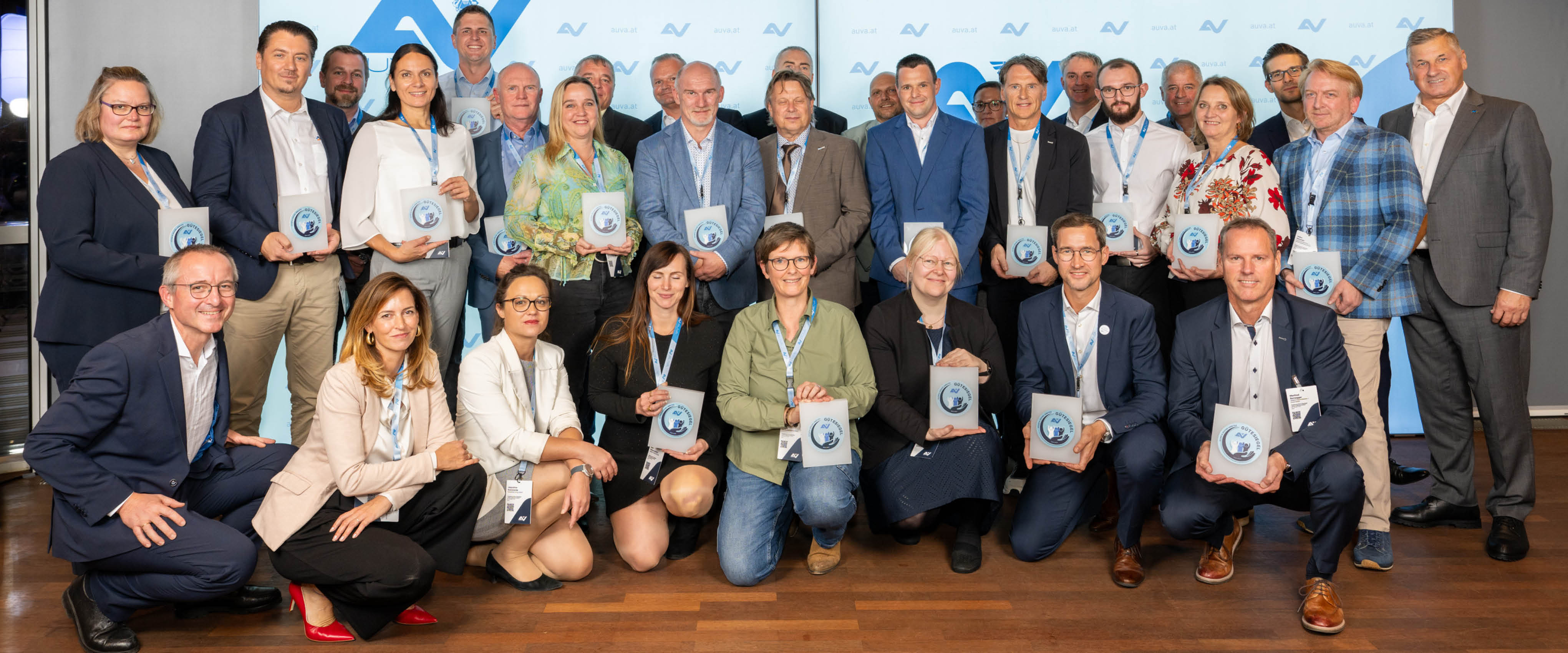 Gruppenfoto der Unternehmensvertreter:innen mit ihren Gütesiegel-Trophäen