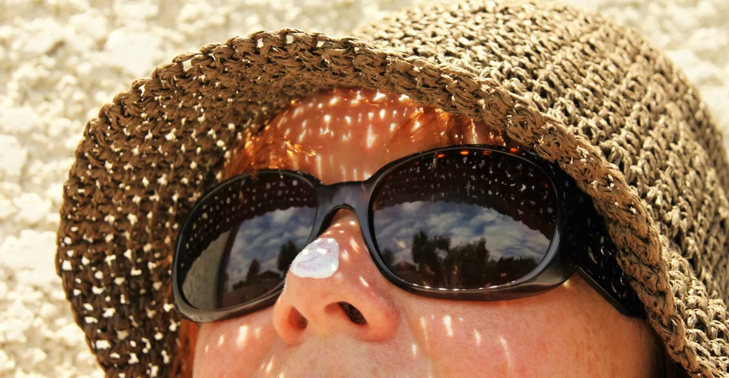 Sunblock 1471393 Credit Chezbeate Pixabay 2 Kindergesicht mit Sonnenbrille, Strohhut und Sonnencreme auf der Nasenspitze