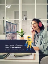 Cover Factsheet: Virtuelle Führung und Teamarbeit Frau im Mobile Office, nimmt an einer Videokonferenz teil und hört aktiv zu.