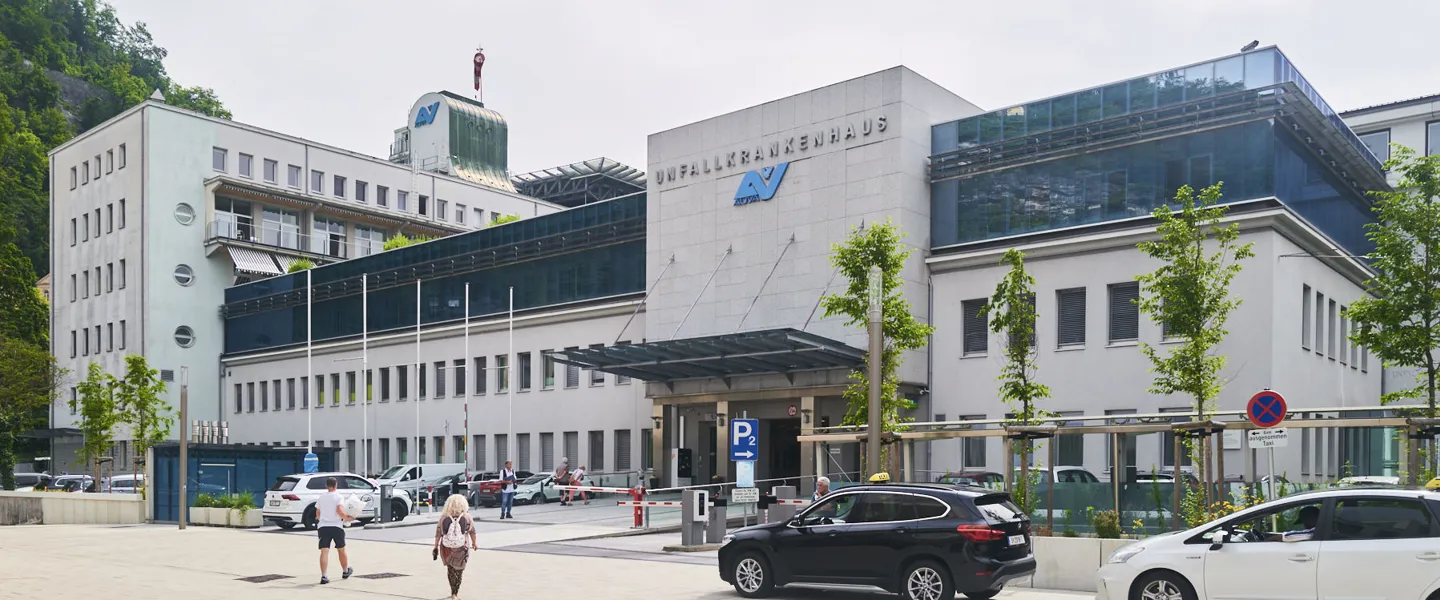 Außenaufnahme des UKH Salzburg inklusive Haupteingang Außenaufnahme des UKH Salzburg inklusive Haupteingang