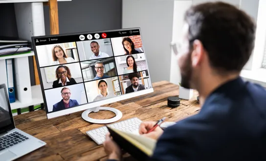 4.3.1_Aus- und Weiterbildung_Webinar_AdobeStock_392514123.jpeg Webinarteilnehmer sitzt vor dem Monitor und macht sich Notizen.