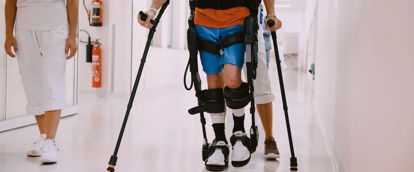 Ein Patient wird von zwei Mitarbeitenden des RK Tobelbad bei der Gangschulung angeleitet. Ein Patient wird von zwei Mitarbeitenden des RK Tobelbad bei der Gangschulung angeleitet.