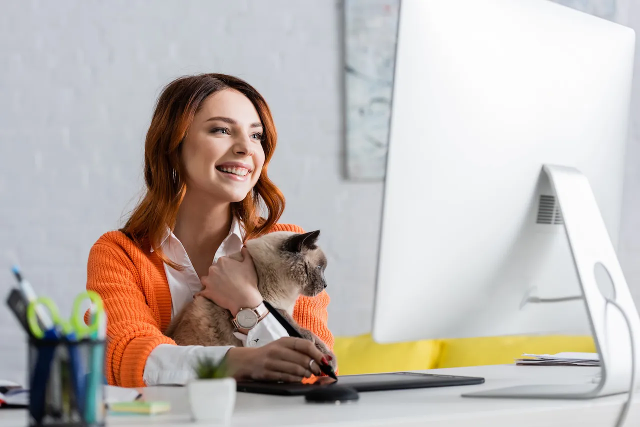 Frau arbeitet im Homeoffice am Computer