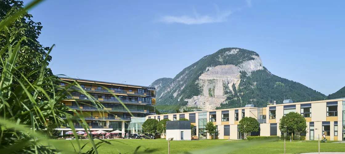 Die Gartenanlagen des RZ Häring - im Hintergrund ein Teil des Hauptgebäudes und die umliegenden Berge Die Gartenanlagen des RZ Häring - im Hintergrund ein Teil des Hauptgebäudes und die umliegenden Berge