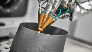 Ein 3D-Drucker arbeitet mechanische Details aus.