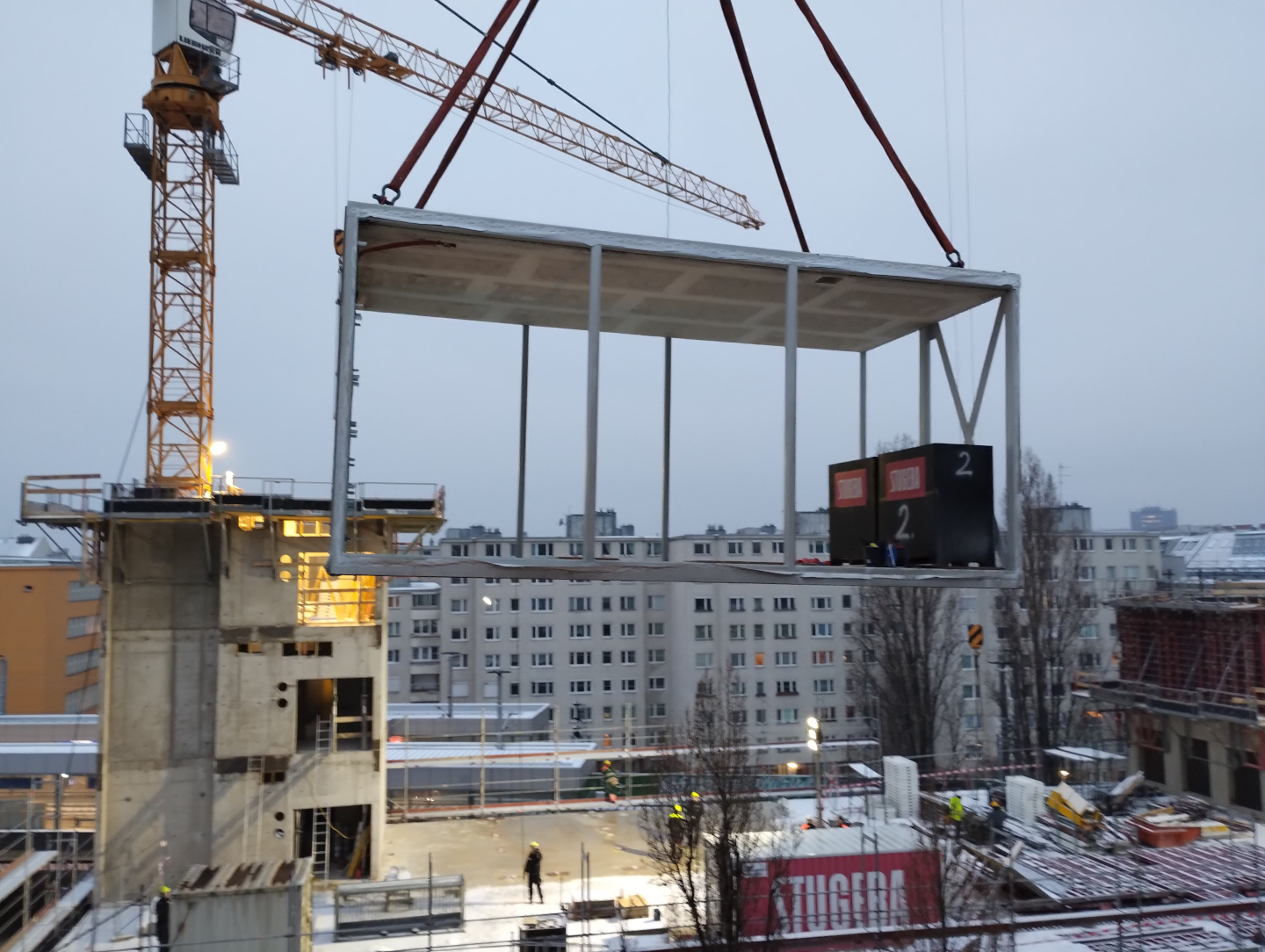 An der Baustelle des neuen Modulbaus des Traumazentrums Wien Brigittenau wird eines der vorgefertigten Module angeliefert.