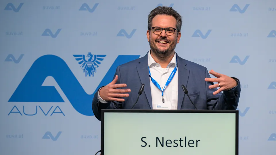 Keynote Speaker Simon Nestler spricht auf der Kampagnen-Auftaktveranstaltung in Tulln.