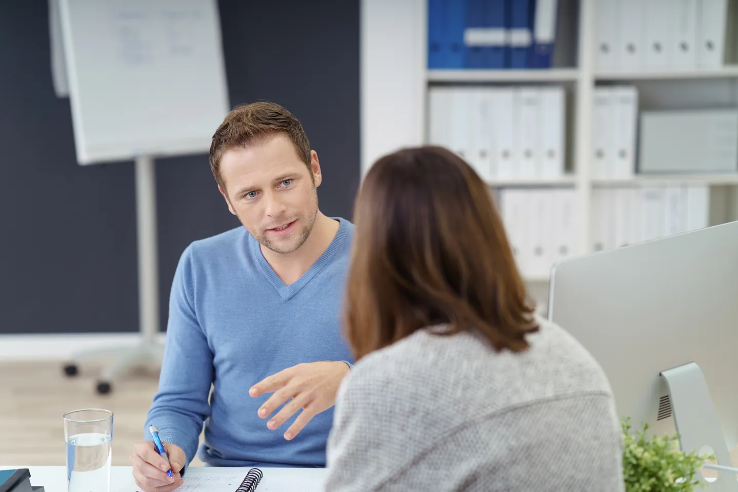 1.3_Beratung_AdobeStock_100647347 Beratung in einem Büro