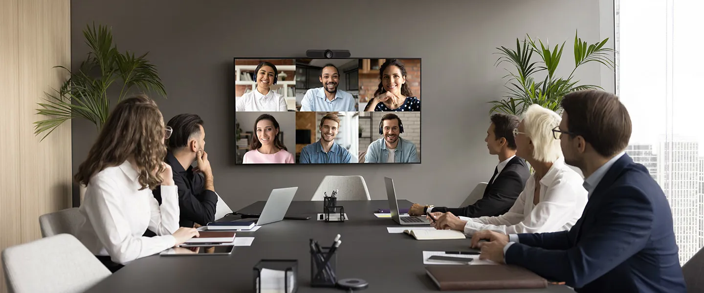 Adobestock 629225286 1440 Credit Fizkes Adobestock Blick in einen Meeting-Raum mit Online-Zuschaltung über einen TV-Screen