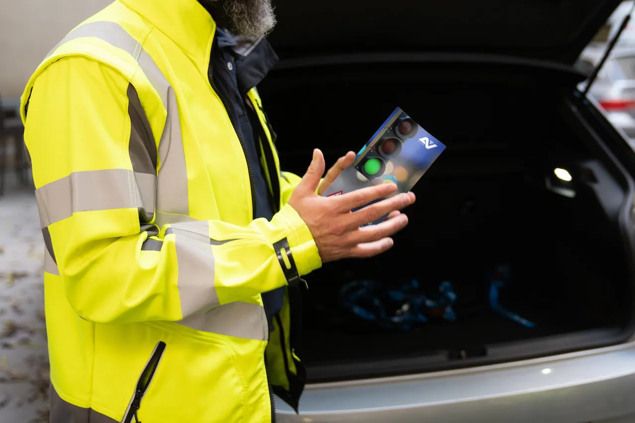 AUVA-Mitarbeiter mit einem Folder AUVA-Mitarbeiter mit einem Folder