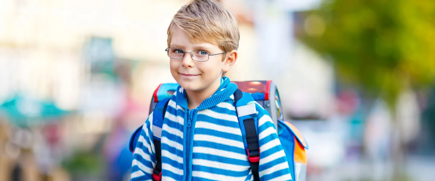 Adobestock 169789326 1440 Credit Irina Schmidt B Schulbub mit Schultasche am Rücken lächelt in die Kamera