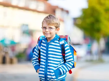 Adobestock 169789326 1440 Credit Irina Schmidt B Schulbub mit Schultasche am Rücken lächelt in die Kamera
