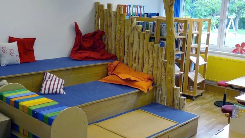 Lesetribüne mit Teppichen und Pölstern in einer Schulklasse