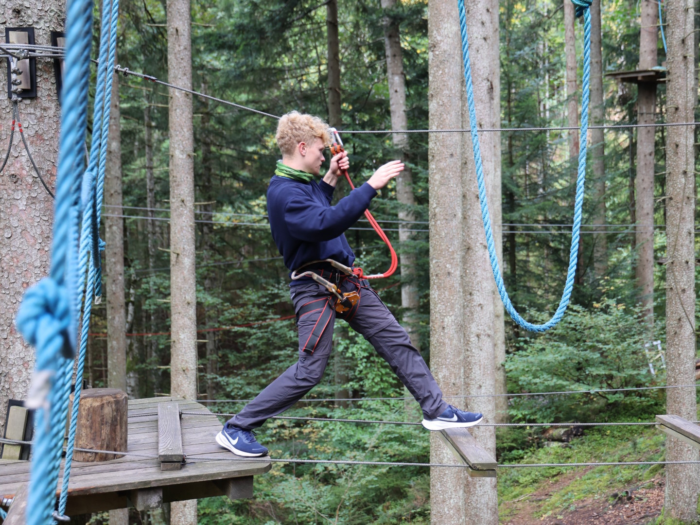 Jugendlicher beim Risiko.FIT-Training im Klettergarten