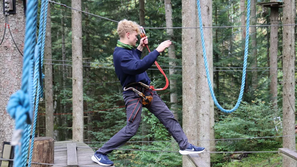 Jugendlicher beim Risiko.FIT-Training im Klettergarten