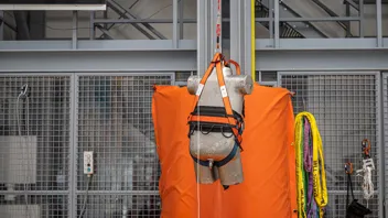REI6766-©RReichhart Ein Dummy hängt an einem Seil in einem Gurtsystem, das gerade einer genormten Prüfung unterzogen wird.