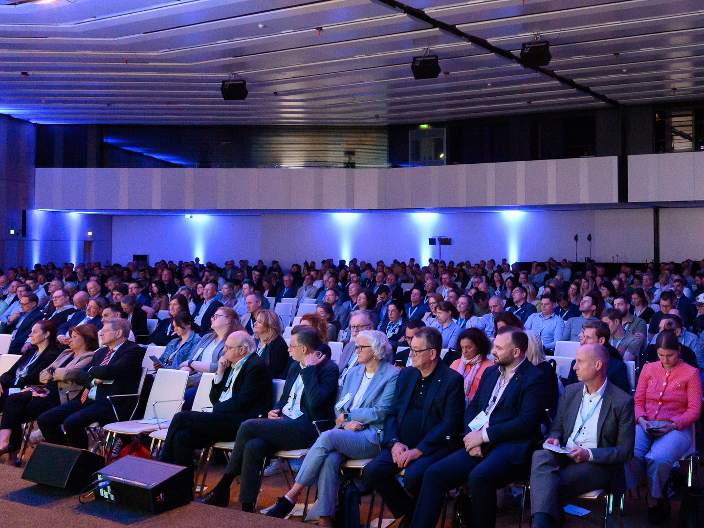 Blick auf eine Menge sitzender Menschen in einem Vortragssaal