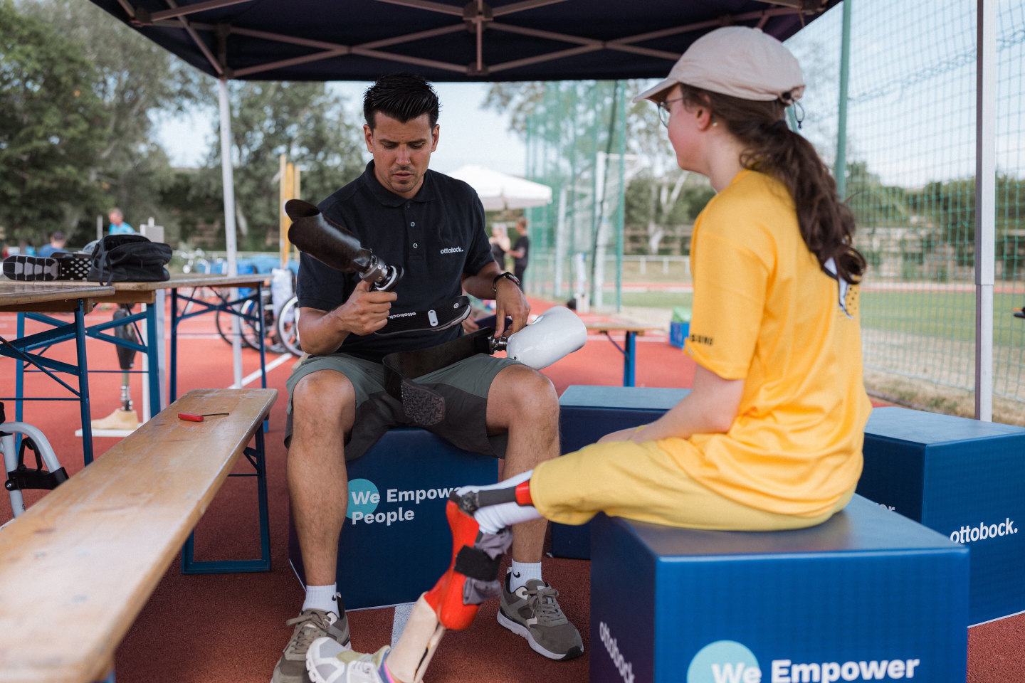 Teilnehmerin mit Beinprothese im Gespräch 