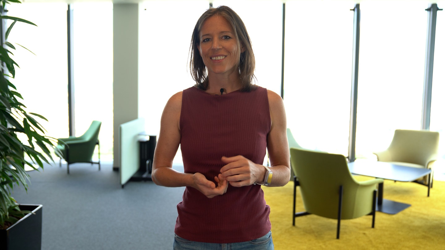 AUVA-Mitarbeiterin blickt erklärend in die Kamera