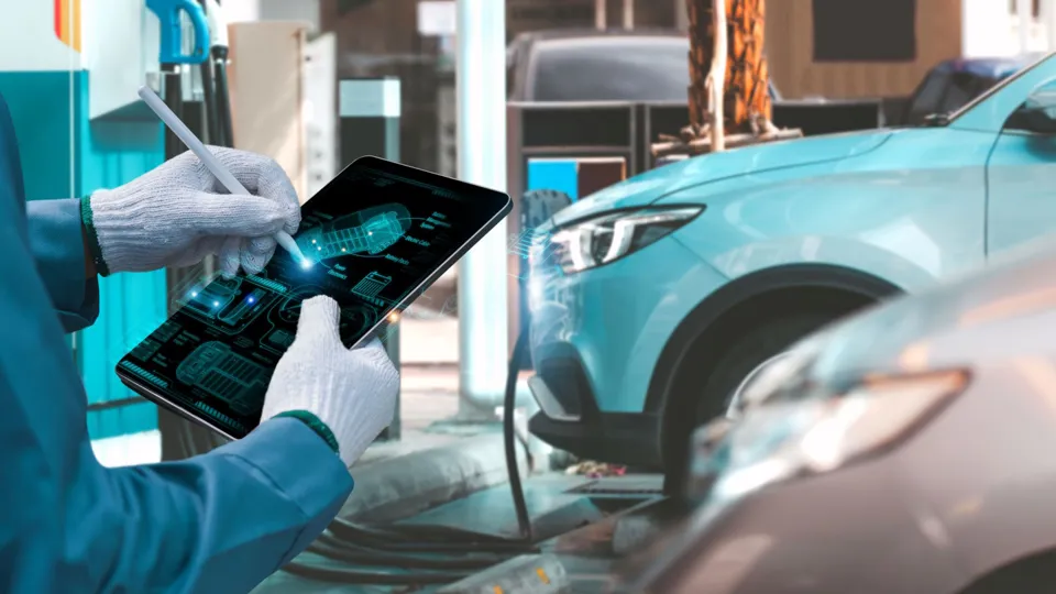 Adobestock 702886937 1440 Electric Vehicle Analysis C Chartphoto S Eine Person benutzt ein Tablet in einer Autowerkstatt