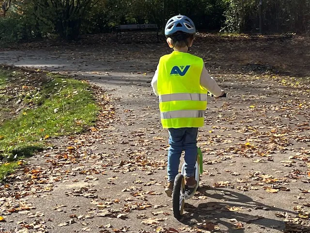 Kind färbt mit Wahnweste Fahrrad Kind färbt mit Wahnweste Fahrrad