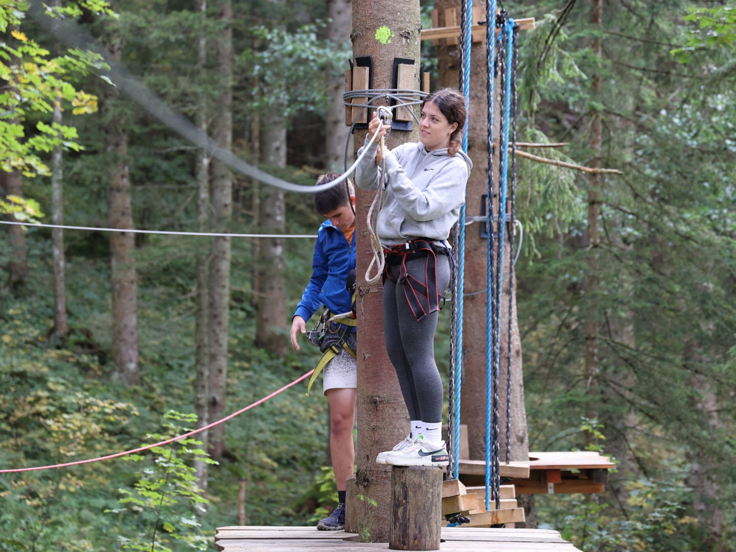 Jugendliche beim Risiko.FIT-Training im Klettergarten