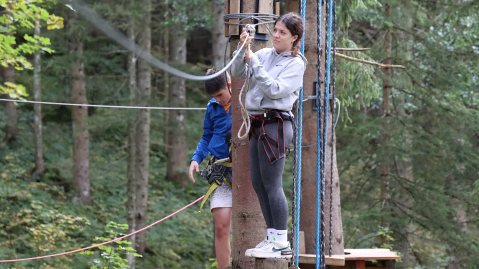 Jugendliche beim Risiko.FIT-Training im Klettergarten