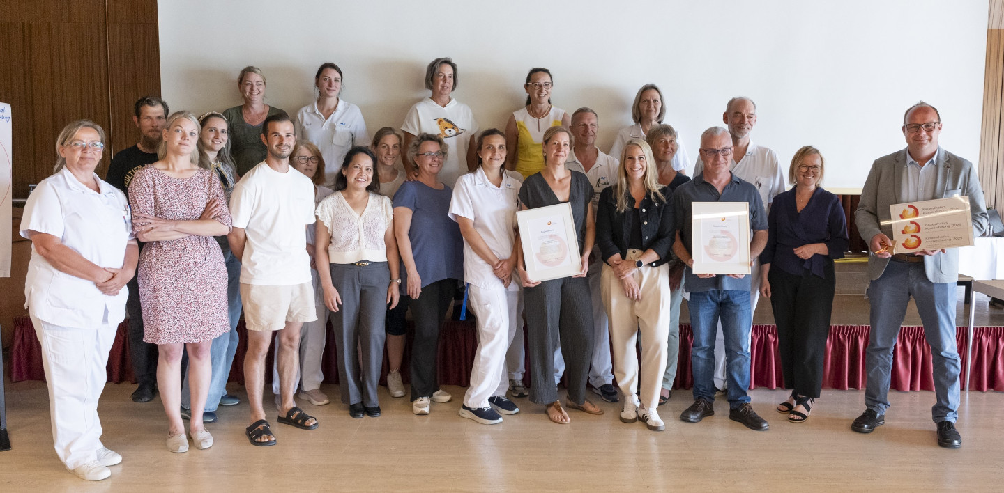 Gruppenfoto vom Team des AUVA-Rehabilitationszentrums Weißer Hof & AUVA-Rehabilitationszentrums Meidling mit der Auszeichnung