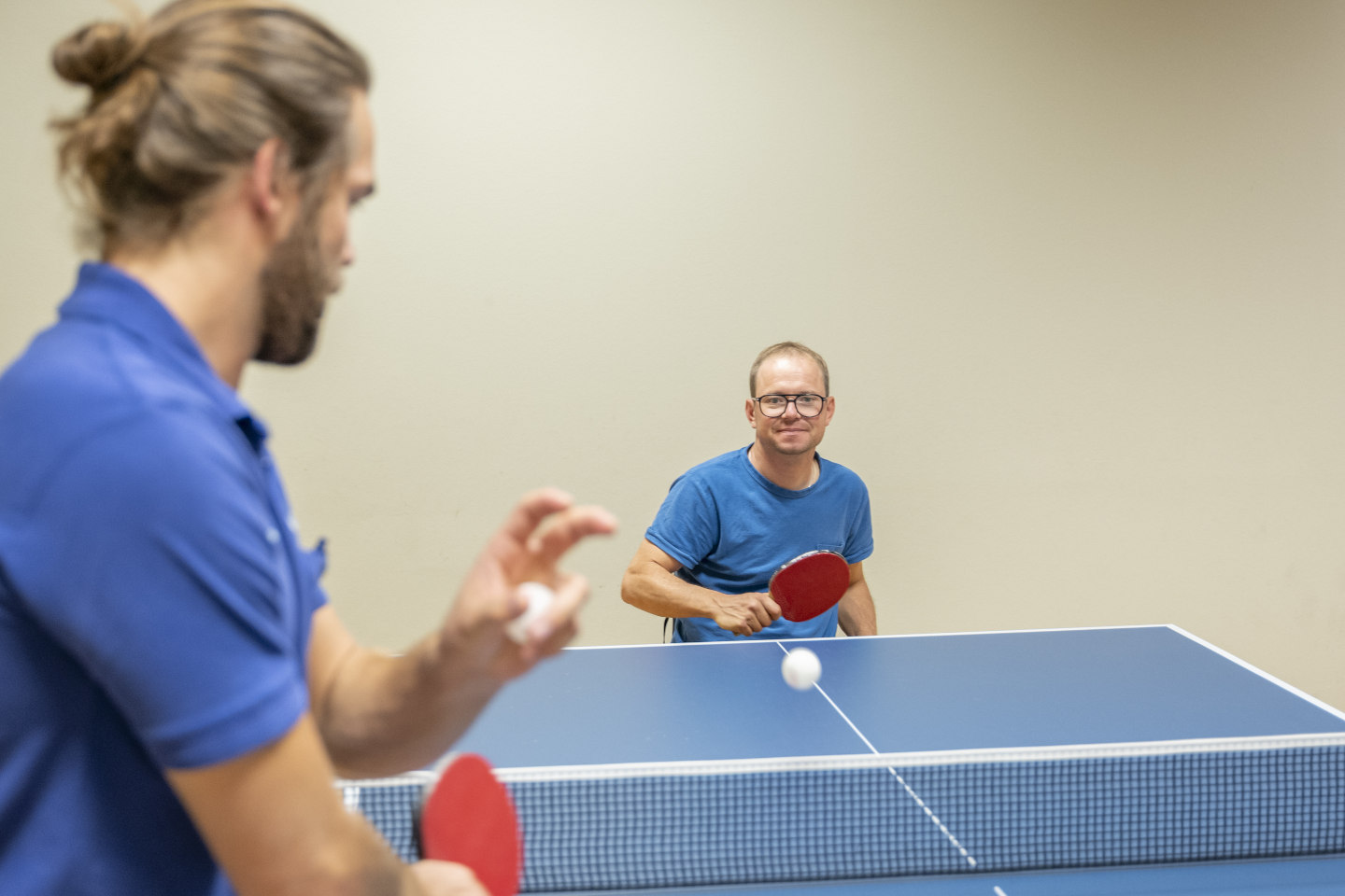 Zwei Spieler während des Tischtennis-Matches