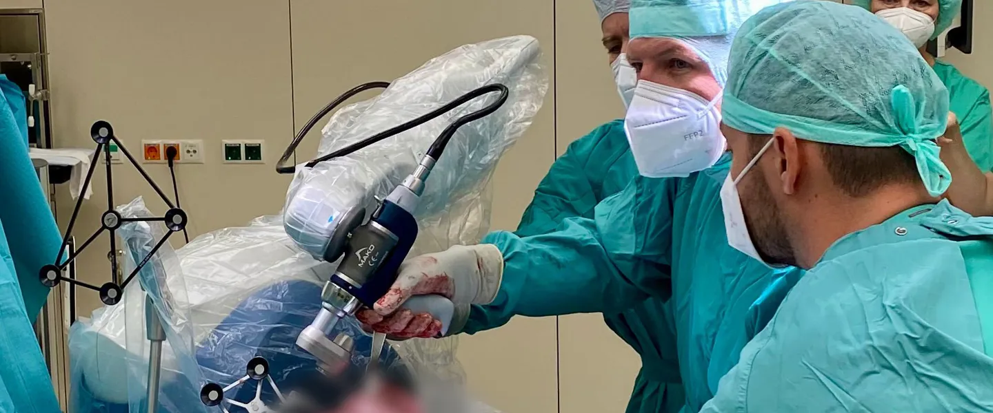 Ärzte während einer Operation, die unter Einsatz von Roboterchirurgie durchgeführt wird Ärzte während einer Operation, die unter Einsatz von Roboterchirurgie durchgeführt wird